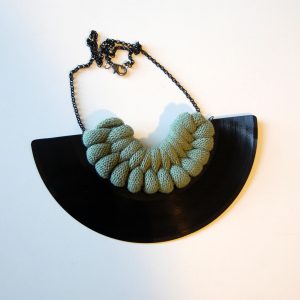 Verižica Vinyl&Rope Knot - Eucaliptus Green