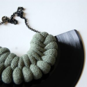 Verižica Vinyl&Rope Knot - Eucaliptus Green