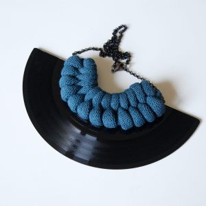 Verižica Vinyl&Rope Knot - PeacockBlue